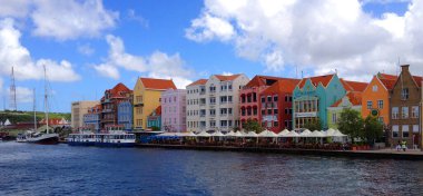 Willemstad, Curacao - 2 Aralık 2014 Handelskade 'deki ünlü renkli evler. Punda 'daki Hollanda sömürge evleri. 1997 yılında Willemstad 'ın tarihi bölgesi ve limanı UNESCO Dünya Mirası statüsü kazanmıştır..