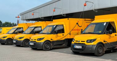 Neuenhaus, Almanya - 28 Haziran 2021 - Alman posta şirketi DHL 'nin elektrik kamyonlarının şarj istasyonu. DHL, şirketin kendisi tarafından geliştirilen ve üretilen elektrikli minibüsleri çalıştırıyor. 