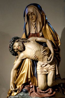 Wietmarschen, Almanya - 8 Temmuz 2021 - 1500 civarındaki bu güzel heykel tek bir tahta bloktan yapılmıştır. Mary çarmıha gerilen oğlunun cesedini tutuyor. Acısını gün gibi ağlayan gözyaşları gösteriyor..