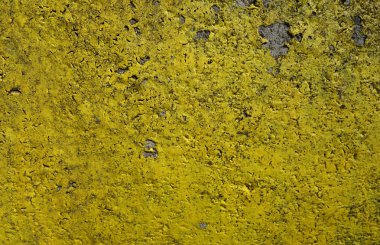 Hasarlı sarı boyalı beton..