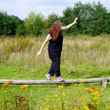 Parktaki bir spor salonunda kıdemli bir kadın antrenman yapıyor. Hollanda 'nın Hardenberg kentindeki Vechtpark adlı parkta spor ve egzersiz.