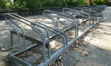 Birkaç sıra boş bisiklet standı. Bir Hollanda okulunun kampüsünde görülmüş.