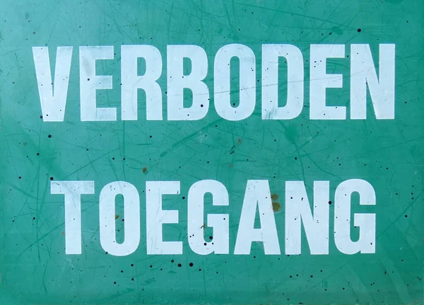 Fechar Sinal Verde Sujo Com Palavras Verboden Toegang Neerlandês Que — Fotografia de Stock