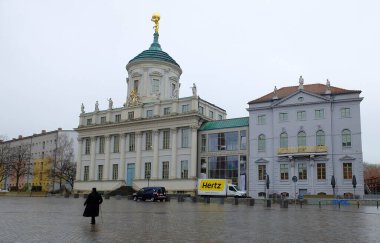 22 Kasım 2017, Potsdam, Brandenburg, Almanya. Eski Pazar Meydanı (Almanca: Alter Markt) şehrin tarihi merkezini oluşturur. Fotoğrafta şu anda Potsdam Müzesi olan 'Alter Rathaus' ya da 'Old City Hall' ve 'Knobelsdorffhaus' var.