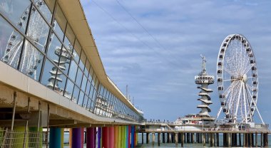 Scheveningen, Hollanda - 9 Temmuz 2019 - Scheveningen İskelesi 1959 'da yapılmış bir eğlence iskelesidir. İki seviye ve dört terminal bölümü içeriyor. Toplam uzunluğu 382 metredir. 2015 ve 2016 yıllarında bungee jumping ve dönme dolap eklendi