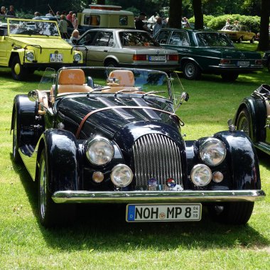 Bad Bentheim, Almanya - 13 Temmuz 2025 Siyah bir Morgan artı 8, arka planda diğer klasik arabalarla klasik araba buluşmasında.