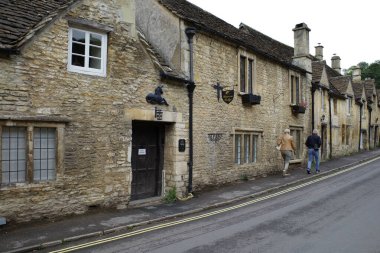 Combe Şatosu, Birleşik Krallık - 17 Eylül 2025 Turistler Combe Kalesi 'ndeki Tek Boynuzlu At Pansiyonu' ndan geçiyorlar.