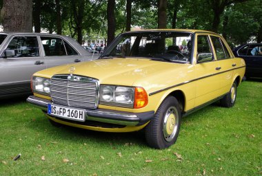 Bad Bentheim, Almanya - 13 Temmuz 2025 Sarı bir Mercedes-Benz W123. Bu 1975 ve 1986 yılları arasında yapılmış bir yönetici arabasıydı.. 