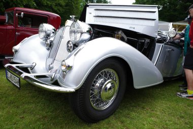 Bad Bentheim, Almanya - 13 Temmuz 2025 Silver Horch 853 'ün önü. Bu model 1935 ve 1937 yılları arasında inşa edildi ve Alman lüks otomobilinin bir sembolü olarak kabul edildi. Horch, Auto Union AG 'nin bir parçasıydı. 