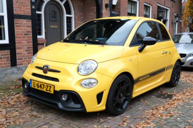 Ootmarsum, Hollanda - 3 Kasım 2025 2018 'den sarı ve siyah Abarth 500