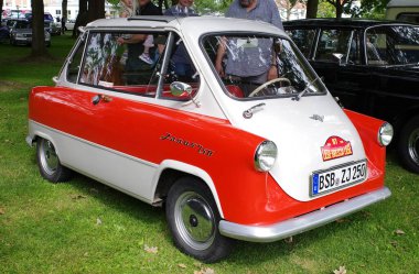 Bad Bentheim, Almanya - 13 Temmuz 2025 Nadiren görebileceğiniz bir araba! Zndapp Janus 750, Almanya 'da Zuendapp tarafından 1957 ve 1958 yılları arasında üretilen bir mikro otomobil modelidir.. 