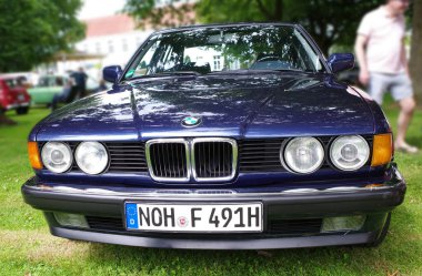 Bad Bentheim, Almanya - 13 Temmuz 2025 BMW 7 serisinin ön yüzü (E32). E32, 1986 yılından 1994 yılına kadar üretilen BMW 7 serisi lüks otomobillerin ikinci neslidir..