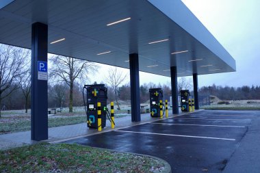 A31, Almanya - Jan 02 2025 Rastplatz Olle Rheen-West Deutschlandnetz 'in bir parçası olan Autostrom Plus' tan süper modern şarj istasyonuna sahiptir. Şarj istasyonlarının şarj kapasitesi 400 kW.