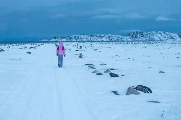 Samotny podróżnik na wybrzeżu Morza Barentsa w okręgu podbiegunowym na dalekiej północy w miejscowości Murmańsk region Teriberka w mroźnej zimie — Zdjęcie stockowe