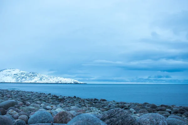 Rusko, poloostrov Kola, Murmanská oblast, vesnice Teriberka. Skalnaté pobřeží chladného Barentsova moře za polárním kruhem na dalekém severu v zimních mrazech. — Stock fotografie