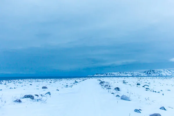 Równiny śnieżne na wybrzeżu Morza Barentsa poza kołem podbiegunowym na dalekiej północy w regionie Murmańska wieś Teriberka w mroźnej zimie — Zdjęcie stockowe