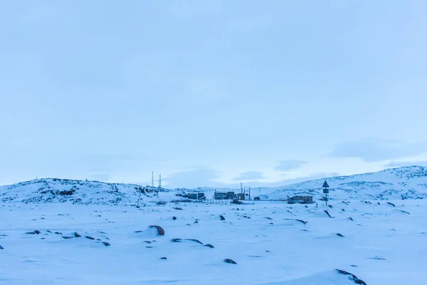 Llanuras de nieve en la costa del mar de Barents más allá del círculo ártico en el extremo norte en la región de Murmansk el pueblo de Teriberka en el frío invierno — Foto de Stock