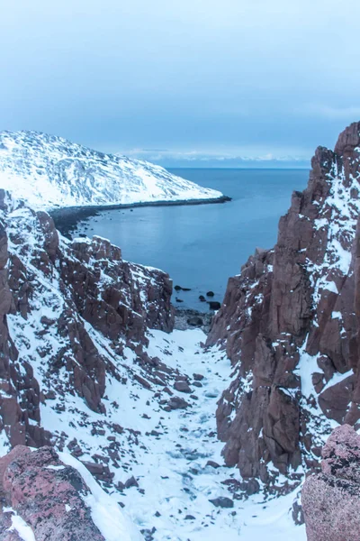 Skały na wybrzeżu Morza Barentsa za kołem podbiegunowym na dalekiej północy w regionie Murmańska wieś Teriberka w mroźnej zimie — Zdjęcie stockowe