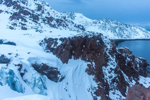 Skały na wybrzeżu Morza Barentsa za kołem podbiegunowym na dalekiej północy w regionie Murmańska wieś Teriberka w mroźnej zimie — Zdjęcie stockowe