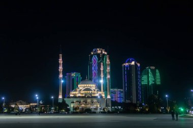 Rusya, Çeçenistan, Çeçen Cumhuriyeti, Grozny şehri. Caminin gece görüşü Çeçenistan 'ın kalbi Grozny şehrinin gökdelenlerine karşı.