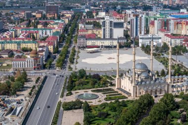 - Rusya. Çeçen Cumhuriyeti. Grozny şehrinin panoramik manzarası ve Grozny City gökdeleninin çatısından Çeçenistan camisinin kalbi. Yaz, güneşli bir gün. Evet.