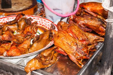 Bir Pazar üzerinde kızarmış ördek