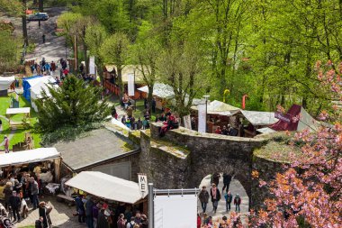 Nuembrecht, Almanya - 1 Mayıs 2016: Ortaçağ markette Nuembrecht Castle Homburg.