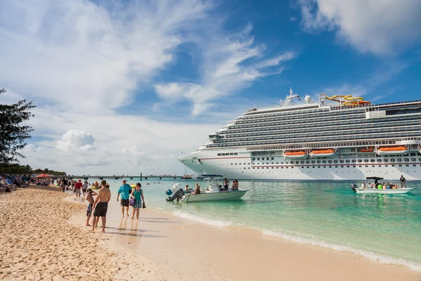 Grand Turk, Turk Islands Caribbean-31st March 2014: The cruise ship "Carnival Breeze" anchored on the beach of Grand Turk. — Stock Photo, Image