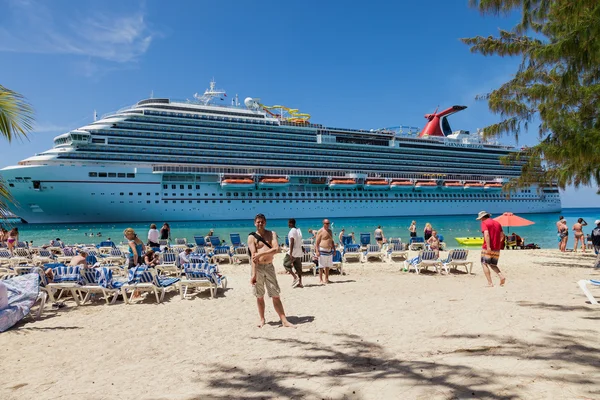 Grand Turk, Turk Islands Caribbean-31st March 2014: The cruise ship "Carnival Breeze" anchored on the beach of Grand Turk. — Stock Photo, Image