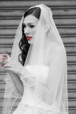Siyah beyaz görüntü kırmızı dudaklar ve kırmızı tırnak ile bir gelin