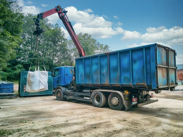 Jeřábový Vůz Pytlem Odpadky Recyklačním Dvoře — Stock fotografie