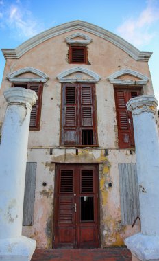 Curasao üzerinde eski çökmekte villa