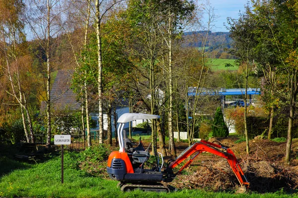 Ekskavatör bir bina arsa üzerinde — Stok fotoğraf