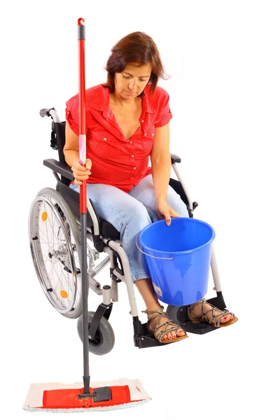 Femme handicapée faisant des travaux ménagers — Photo