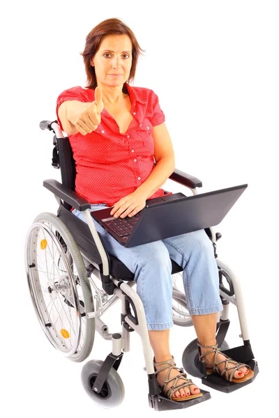 Mujer en silla de ruedas con portátil —  Fotos de Stock