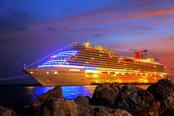 Navio de cruzeiro ancorado ao largo de Curaçao — Fotografia de Stock