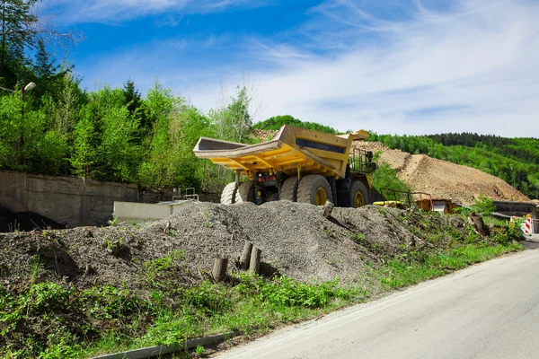Camión monstruo en una minería — Foto de Stock
