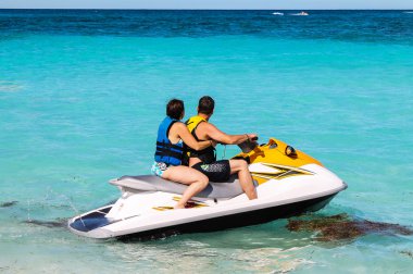 Erkek ve kadın bir jet ski üzerinde