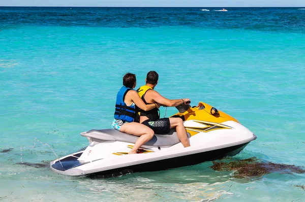 Erkek ve kadın bir jet ski üzerinde