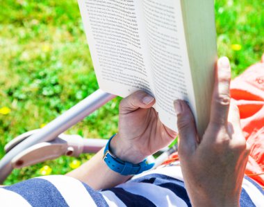 kadın bir tembel bir kitap okurken