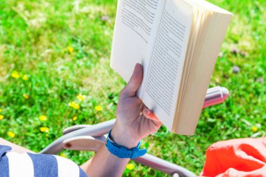 kadın bir tembel bir kitap okurken