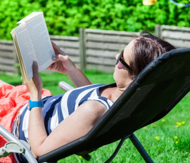 kadın bir tembel bir kitap okurken
