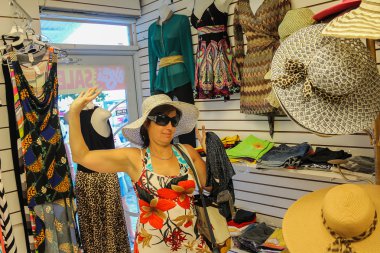 bir şapka deposunda uygun kadın