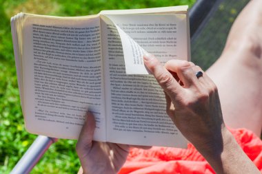 kadın bir tembel bir kitap okurken