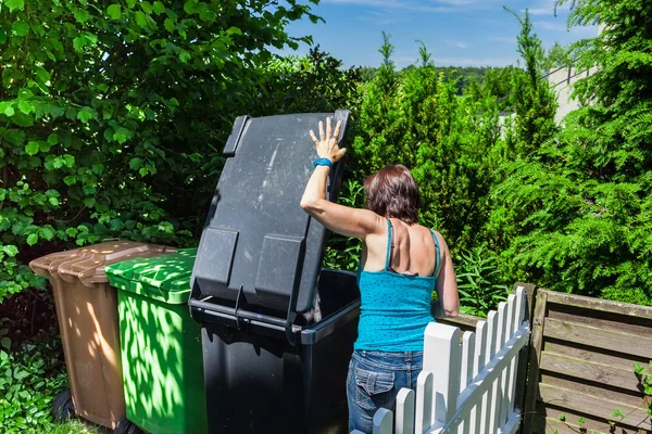 Žena u popelnice odpadky — Stock fotografie