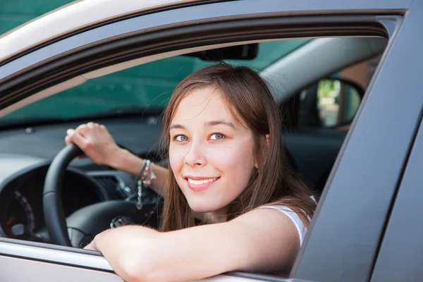 Teenage girl drives in a car — Stock Photo, Image