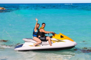 Erkek ve kadın bir jet ski üzerinde