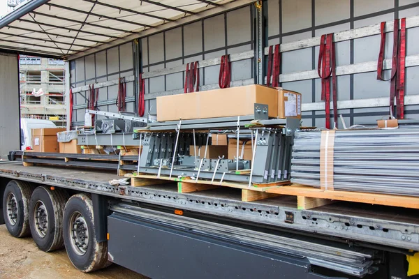 Truck with cargo - Truck with full charge without securing loads — Stock Photo, Image