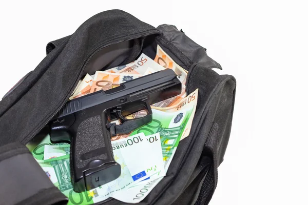 Botín de robo a un banco - Bolsa de deporte llena de dinero con recorte de armas — Foto de Stock