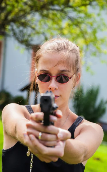 Εφηβικό κορίτσι με όπλο στο έτοιμο — Φωτογραφία Αρχείου